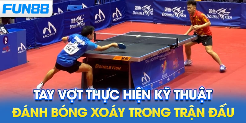 Tay vợt thực hiện kỹ thuật đánh bóng xoáy trong trận đấu